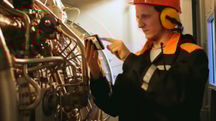 Why Are Manufacturers Turning To AI? 6 AI Examples